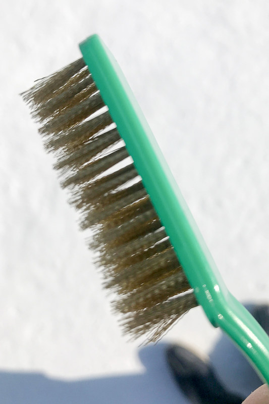 この真鍮ブラシでボディをこすって傷をつけても、自己修復コートを施工しているとすぅ～っと傷が消えていく……