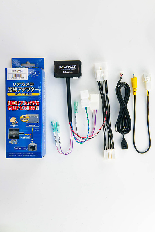 「RCA094T」の製品写真（左）とシエンタでの装着イメージ（右）