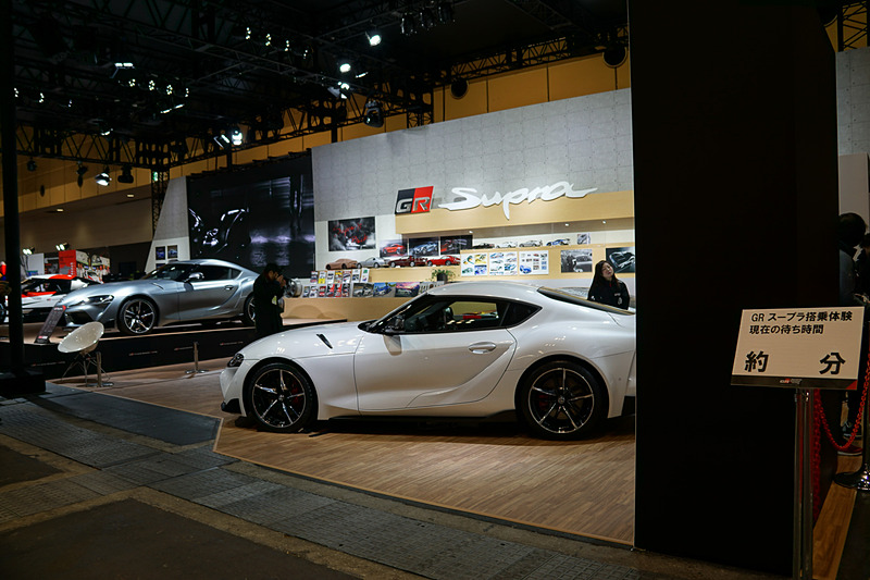 新型スープラの搭乗体験コーナー