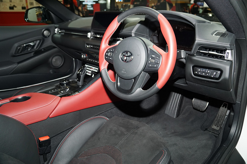 新型スープラの搭乗体験コーナー