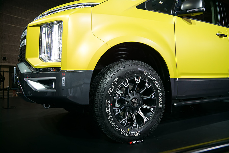 足まわりはクリムソンのアルミホイール「MONSTER」に横浜ゴム「GEOLANDAR A/T G015」（235/70 R16）を組み合わせた