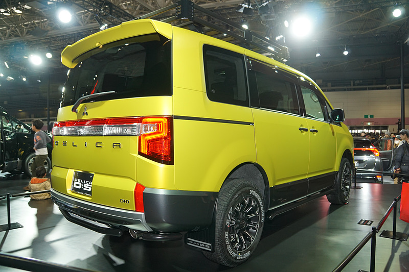 大阪オートメッセ特別カスタム仕様の新型「デリカD：5」（プロトタイプ車）。LEDワーキングランプを装着した「ヘビーデューティキャリア」をルーフに装備