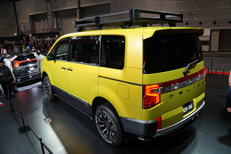 大阪オートメッセ特別カスタム仕様の新型「デリカD：5」（プロトタイプ車）。LEDワーキングランプを装着した「ヘビーデューティキャリア」をルーフに装備