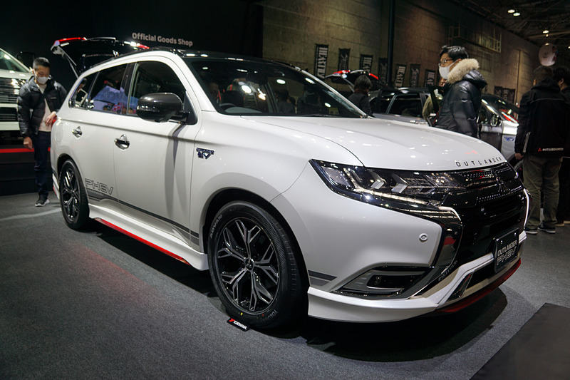 純正用品提案車として出品された「アウトランダーPHEV」
