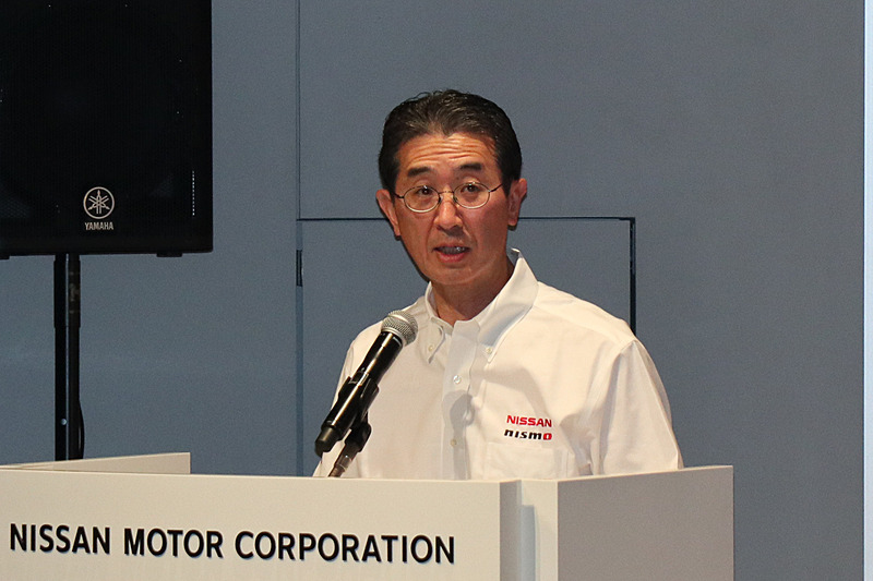 ニッサン・モータースポーツ・インターナショナル株式会社 代表取締役社長兼最高経営責任者(CEO)の片桐隆夫氏は、「プレッシャーがかかる中でも着実に勝利を重ね、3度のタイトルを獲得したことは、本山選手のテクニックやレース運びの素晴らしさはもちろんですが、強靱な精神力を合わせ持っていることの証明だと思います。また、本山選手は実戦における速さや冷静さだけでなく、マシンの開発やサーキットでのテストで開発を進めていく能力に非常に長けており、フィードバックの的確さはNISMOのエンジニアや開発陣の大きな助けになり、日産車のポテンシャル向上に大きな力を発揮してくれました」と本山選手を評し、長年に渡る貢献を讃えた