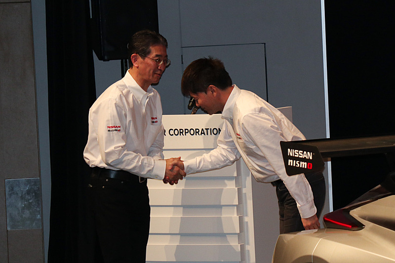 ニッサン・モータースポーツ・インターナショナル株式会社 代表取締役社長兼最高経営責任者（CEO）の片桐隆夫氏は、「プレッシャーがかかる中でも着実に勝利を重ね、3度のタイトルを獲得したことは、本山選手のテクニックやレース運びの素晴らしさはもちろんですが、強靱な精神力を合わせ持っていることの証明だと思います。また、本山選手は実戦における速さや冷静さだけでなく、マシンの開発やサーキットでのテストで開発を進めていく能力に非常に長けており、フィードバックの的確さはNISMOのエンジニアや開発陣の大きな助けになり、日産車のポテンシャル向上に大きな力を発揮してくれました」と本山選手を評し、長年に渡る貢献を讃えた