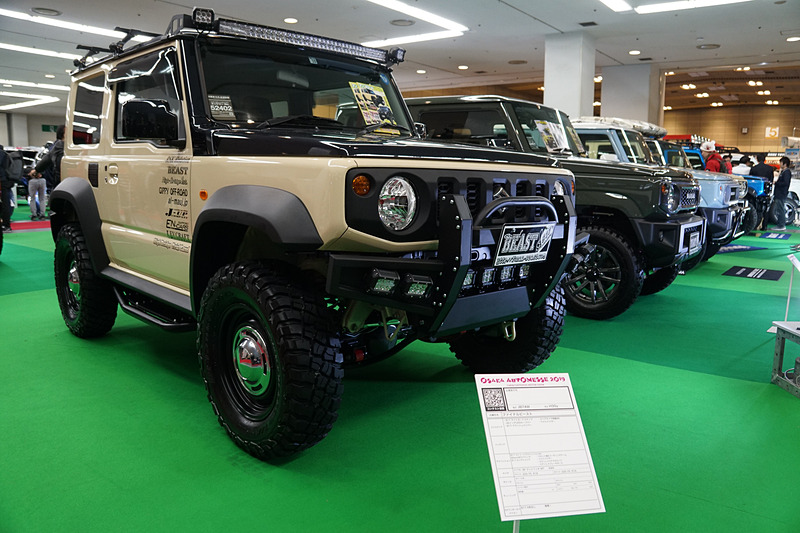 新型ジムニーのカスタマイズモデルがずらり