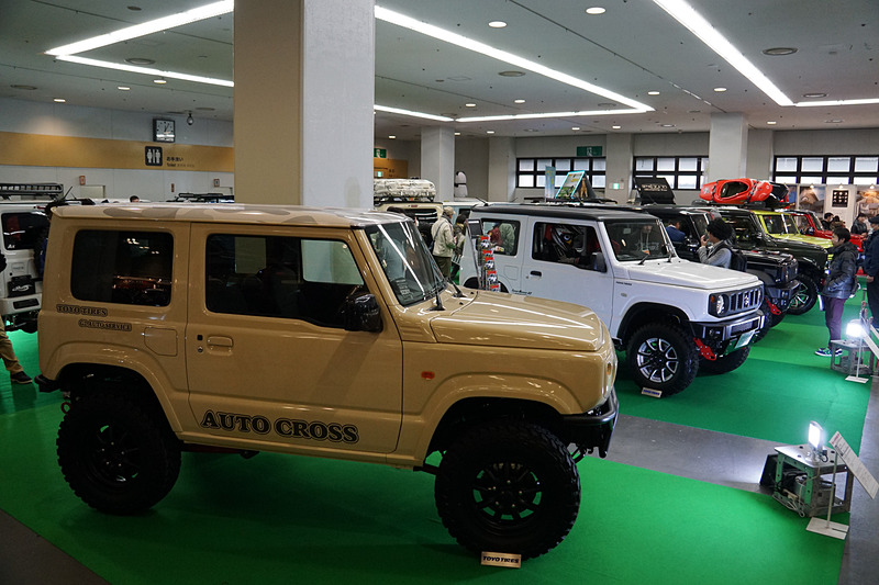 新型ジムニーのカスタマイズモデルがずらり