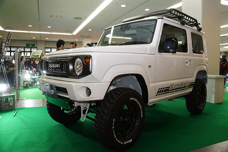 新型ジムニーのカスタマイズモデルがずらり