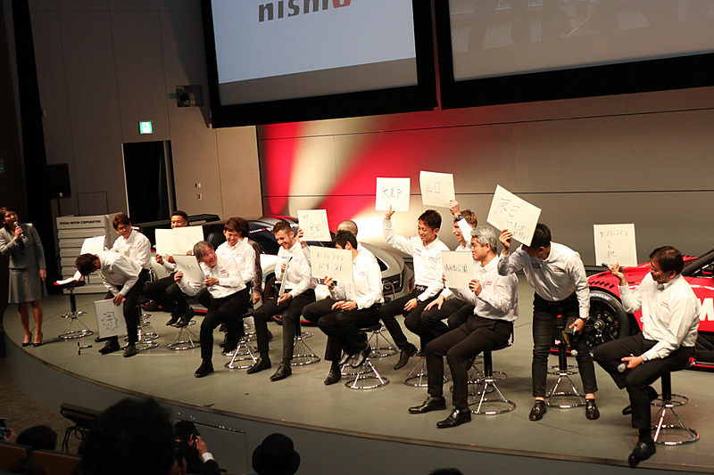 SUPER GTトークショーではフリップ（画用紙）を使って質問に答えるコーナーも実施