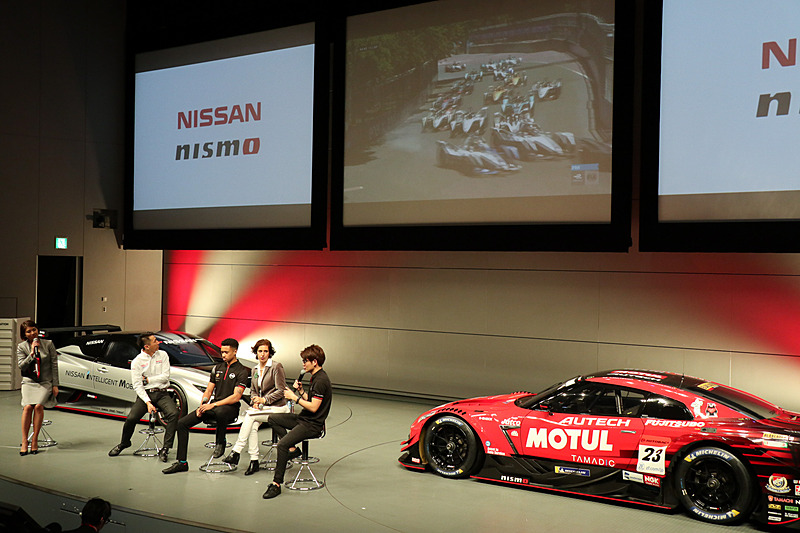 フォーミュラEトークショーでは、2018年12月からスタートした新シーズンの動画を使いながら新しいレースであるフォーミュラEの特長や見どころなどを紹介。リザーブ兼テストドライバーの高星選手は、市街地コース向けでウェット兼用としてグルーブを持つフォーミュラEのタイヤはスリックタイヤよりグリップ力が低く、見た目の印象よりボディにはダウンフォースが発生していないといったマシンの特長を解説、また、全戦市街地コースで事前テストが不可能なフォーミュラEではシミュレーションによるマシン開発やセッティングなどが非常に大切になっているとマーデンボロー選手が語った