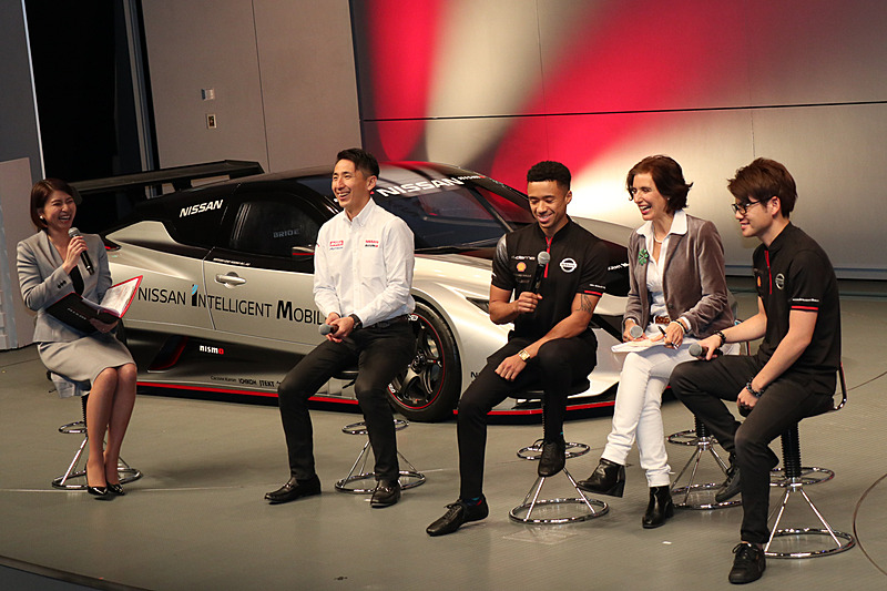 フォーミュラEトークショーでは、2018年12月からスタートした新シーズンの動画を使いながら新しいレースであるフォーミュラEの特長や見どころなどを紹介。リザーブ兼テストドライバーの高星選手は、市街地コース向けでウェット兼用としてグルーブを持つフォーミュラEのタイヤはスリックタイヤよりグリップ力が低く、見た目の印象よりボディにはダウンフォースが発生していないといったマシンの特長を解説、また、全戦市街地コースで事前テストが不可能なフォーミュラEではシミュレーションによるマシン開発やセッティングなどが非常に大切になっているとマーデンボロー選手が語った