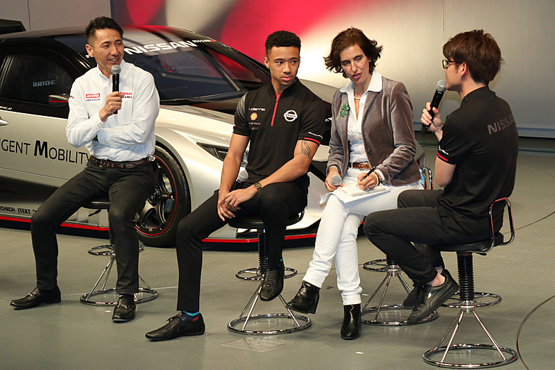 フォーミュラEトークショーでは、2018年12月からスタートした新シーズンの動画を使いながら新しいレースであるフォーミュラEの特長や見どころなどを紹介。リザーブ兼テストドライバーの高星選手は、市街地コース向けでウェット兼用としてグルーブを持つフォーミュラEのタイヤはスリックタイヤよりグリップ力が低く、見た目の印象よりボディにはダウンフォースが発生していないといったマシンの特長を解説、また、全戦市街地コースで事前テストが不可能なフォーミュラEではシミュレーションによるマシン開発やセッティングなどが非常に大切になっているとマーデンボロー選手が語った