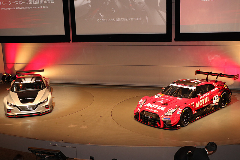 ステージ上で2台のマシンを展示