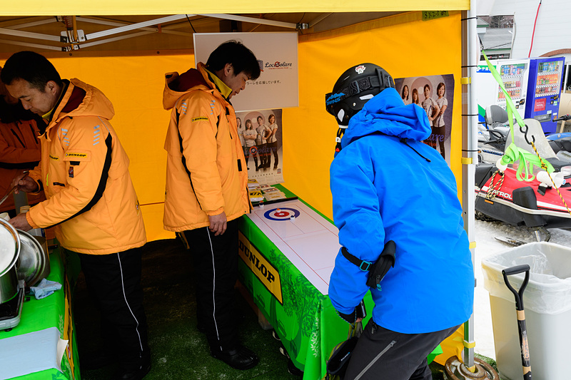 ミニゲームをして、真ん中の丸の中に止めると……