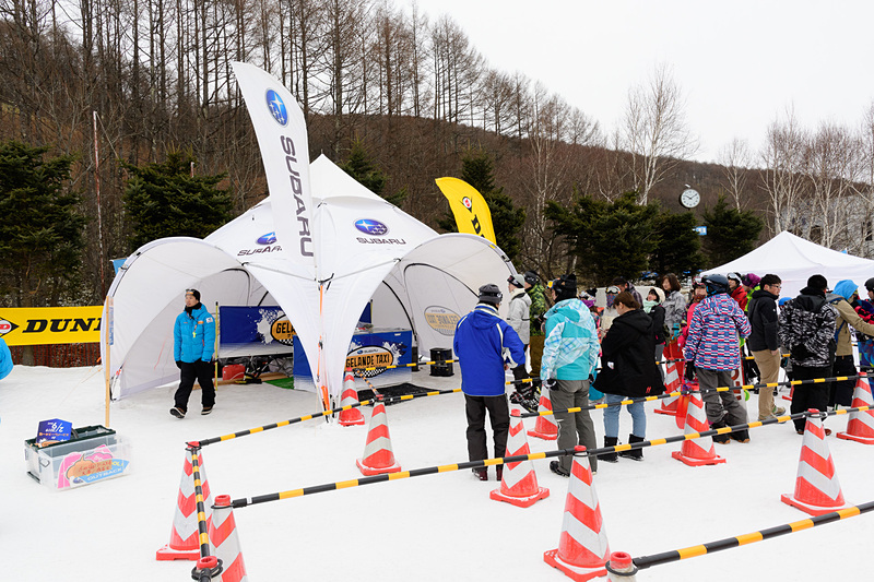 大人気のゲレンデタクシー同乗走行待ち行列。1日に300名以上の利用があるという