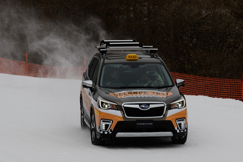 下りでは、ゲレタクのドライバーが雪道のドリフト走行も披露。写真のドライバーは2月3日の全日本ラリー選手権で3位になったばかりの鎌田卓麻選手。つまり日本のトップドライバーがタクシーの運転手という豪華な内容