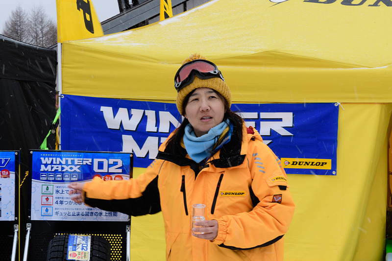 角屋さんが左手に持つのが低温下でも柔軟性に優れる液状ファルネセンゴム LFR（Liquid Farnesene Rubber）。クラレが開発したものをダンロップが採用した