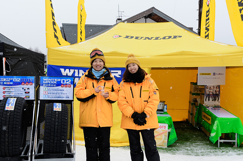 ダンロップブースの説明をしていただいた、住友ゴム工業 タイヤ国内リプレイス営業本部の角屋さん（左）と、同 松本さん（右）