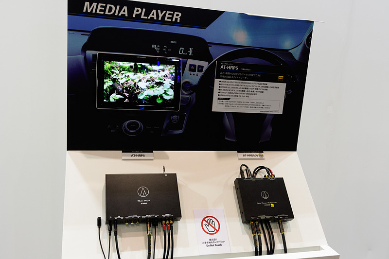 ハイレゾ対応の車載メディアプレーヤー「AT-HRP5」のデモ展示。ディスプレイとはHDMIで接続されている