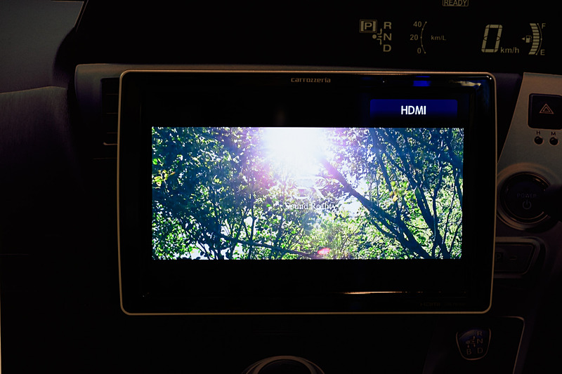 メニューから選ぶことで音声や映像の再生が可能。リモコンで操作できる