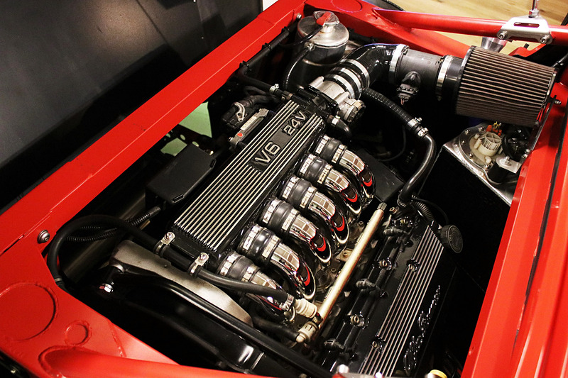 パワートレーンはアルファ ロメオ 166用の3.0リッターV6エンジン