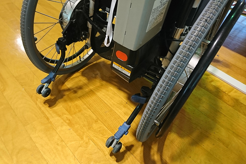 このように転倒防止の補助輪が付いたタイプだと、スロープを上る際に邪魔になることも。画像のような折り畳み機構があるものは、折り畳むと問題ナシ