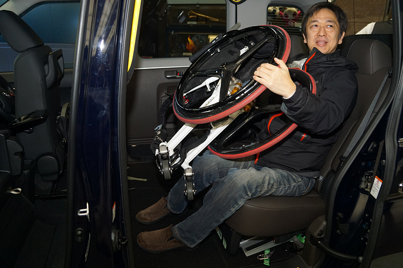 ちなみに、セダンタイプのタクシー利用時は、ワンオフ製作の私の車いすはトランクに入らないので、こんな感じで膝の上に車いすを抱えたり運転席後部に置いたりして利用。ジャパンタクシーのほうがありがたいです