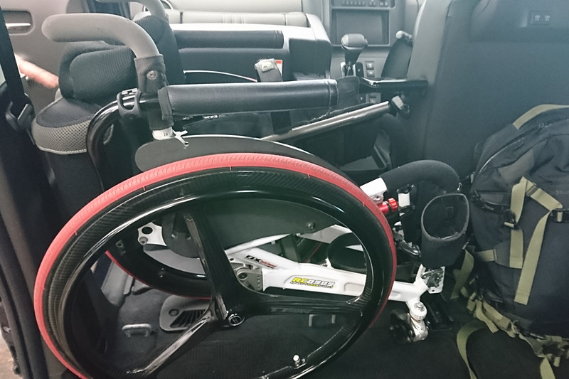 ジャパンタクシーは助手席を折り畳んでできたスペースに車いすを置けるので、車いすを抱えなくてもよいので、オレ的にはかなりナイス！