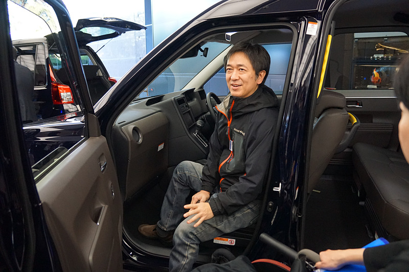 前席は後部座席に比べてシート高が5cmほど低いらしいので、後部シートへの乗り移りがキツイ人は試してみるといいかも。オレはどちらも乗れましたが、補助グリップが多い後部座席への乗り移りのほうが楽かも