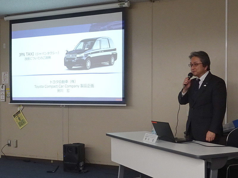 トヨタ自動車株式会社の粥川宏チーフエンジニアは、「スライドドアは広くて乗り降りがしやすく、天井が高くて快適だというありがたいご意見のほかに、乗り降りの作業にかかる時間が長いなどのご不満の声もあり、今回の改善はそういった声に応えての乗り降り作業の見直しに重点を置いたものです」とのこと