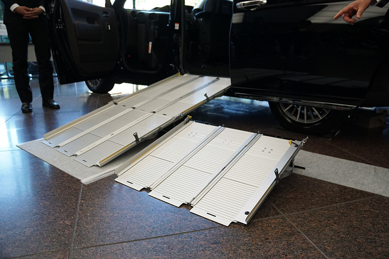 特に「スロープ2」（写真右）と呼ばれる脚のついたスロープの脚の出し入れがかなり難しい