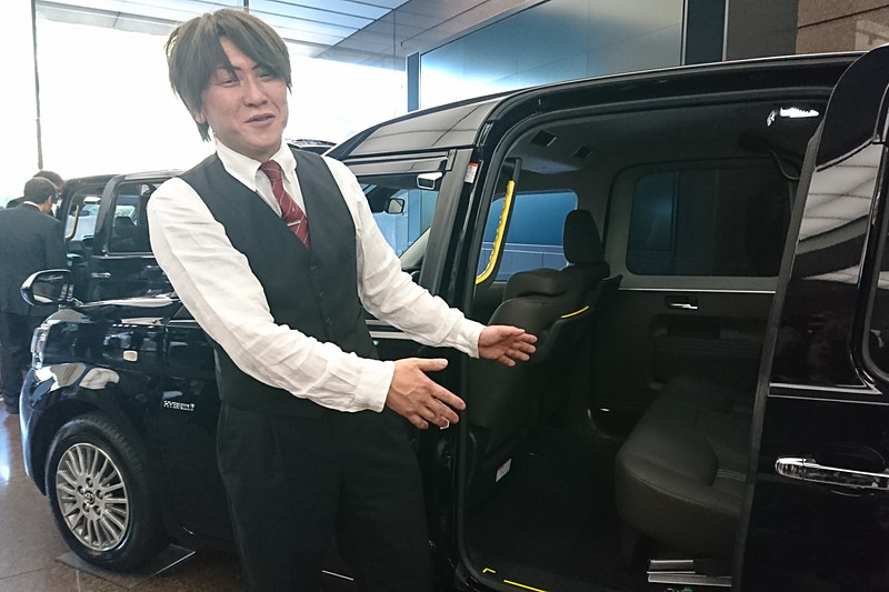 タクシードライバー役は、宮園自動車株式会社でジャパンタクシーの車いす乗降作業研修の講師も行なっている淡田兼史さん