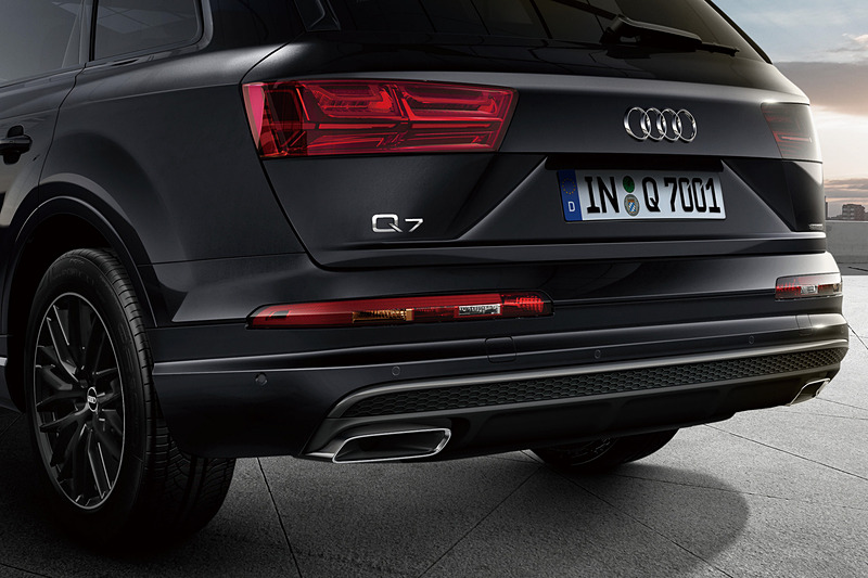 「ブラックルーフレール」（左）や「ブラックLEDリアライト」（右）を装備する