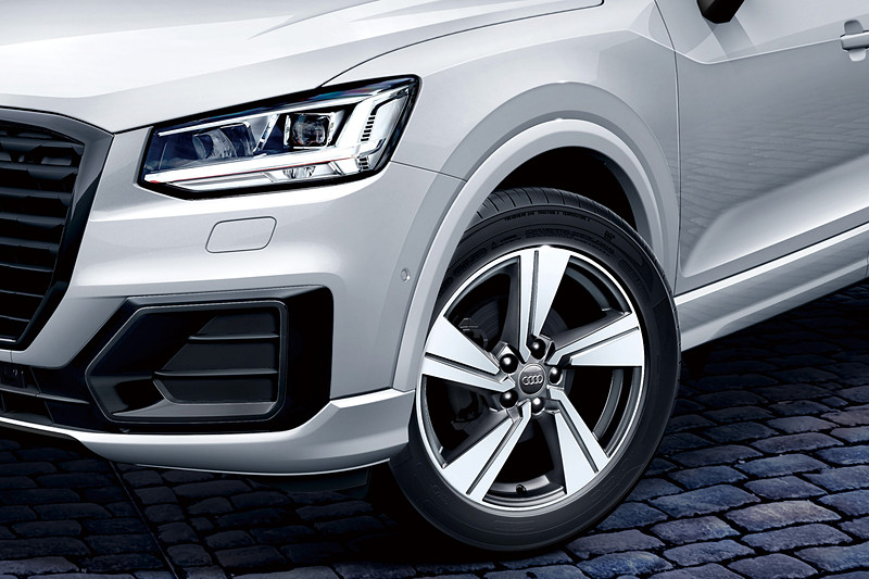 18インチの5アームダイナミックデザインアルミホイールを標準装備