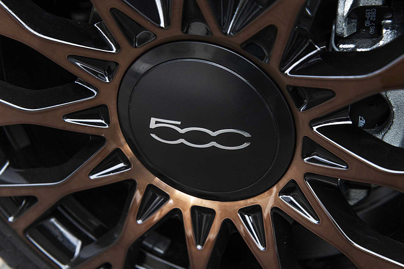 ブロンズカラーの16インチアルミホイールや「Collezioneロゴ（リア）」などを装着