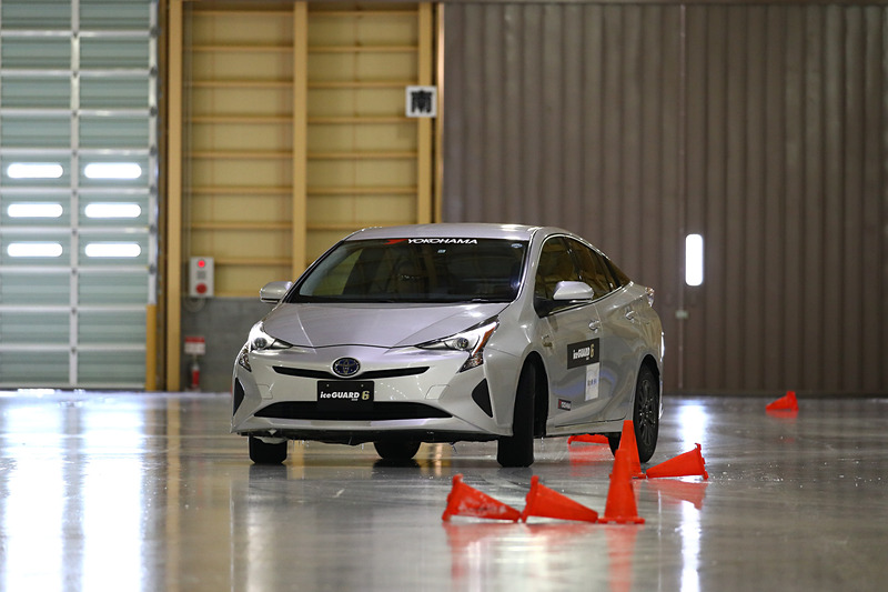 新マイクロ吸水バルーンを3倍に増やした開発品に乗り換えるとより強いグリップ力を感じ、氷上での安定感がより高まっていた