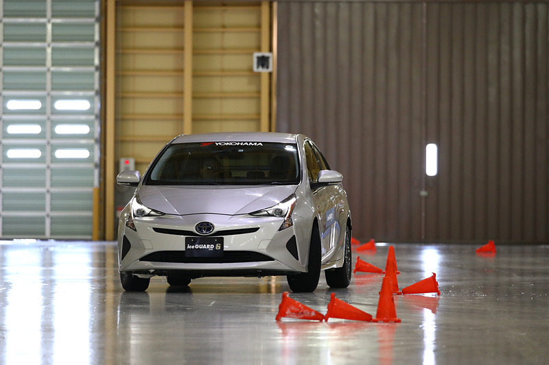 新マイクロ吸水バルーンを3倍に増やした開発品に乗り換えるとより強いグリップ力を感じ、氷上での安定感がより高まっていた