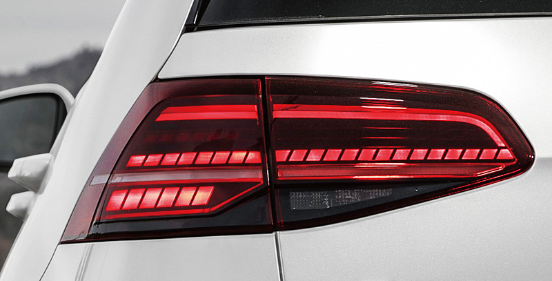 225/35 R19タイヤ/7.5Jx19アルミホイール（5ダブルスポーク）などを装着したゴルフ GTI Performance