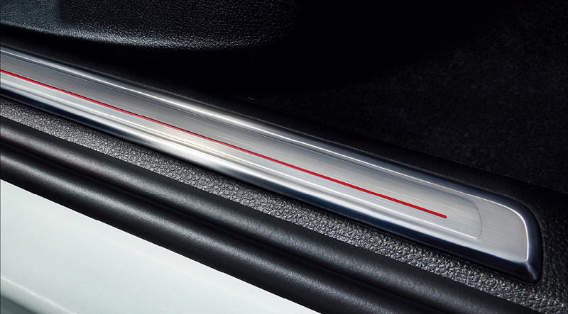 専用ファブリック＆マイクロフリーストップスポーツシートなどを採用するインテリア