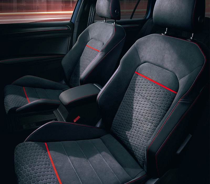 専用ファブリック＆マイクロフリーストップスポーツシートなどを採用するインテリア