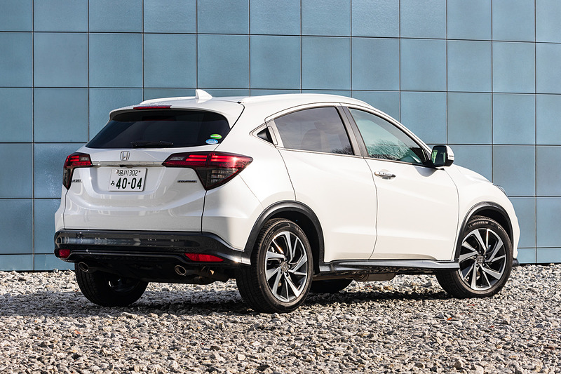 今回試乗したのは1月31日に発売されたコンパクトSUV「ヴェゼル」の新タイプ「TOURING・Honda SENSING（ツーリング・ホンダ センシング）」。2WD（FF）のみの設定で、価格は290万3040円。ボディサイズは4340×1790×1605mm（全長×全幅×全高）、ホイールベースは2610mm。基本骨格に欧州向けの高剛性ボディを採用していることもあり、車両重量は2WD（FF）におけるハイブリッドシリーズ最重量の1320kgに対して40kg重い1360kgになる