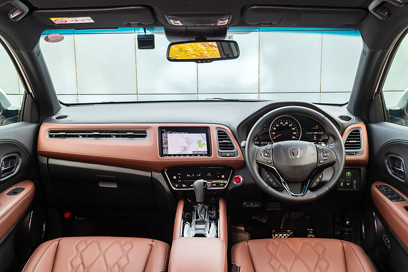 専用のブラウンインテリアではウルトラスエードを用いたダークグレー/ブラウンの専用コンビシートなどを装備