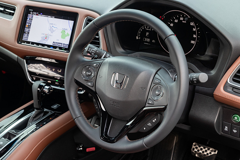 専用のブラウンインテリアではウルトラスエードを用いたダークグレー/ブラウンの専用コンビシートなどを装備