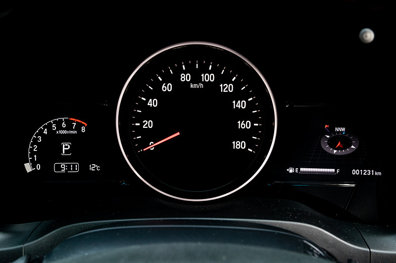 専用のブラウンインテリアではウルトラスエードを用いたダークグレー/ブラウンの専用コンビシートなどを装備