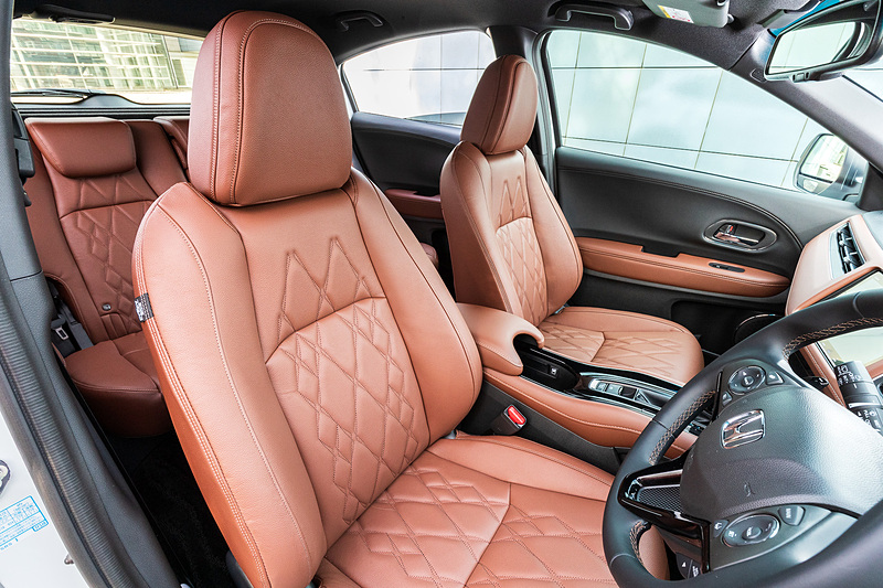 専用のブラウンインテリアではウルトラスエードを用いたダークグレー/ブラウンの専用コンビシートなどを装備