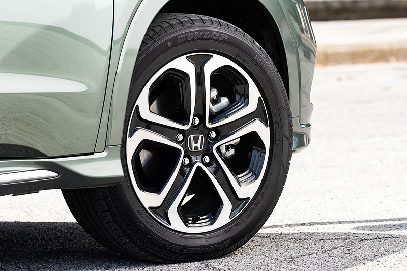 ツーリングの比較用として用意された「ハイブリッド Z Honda SENSING」