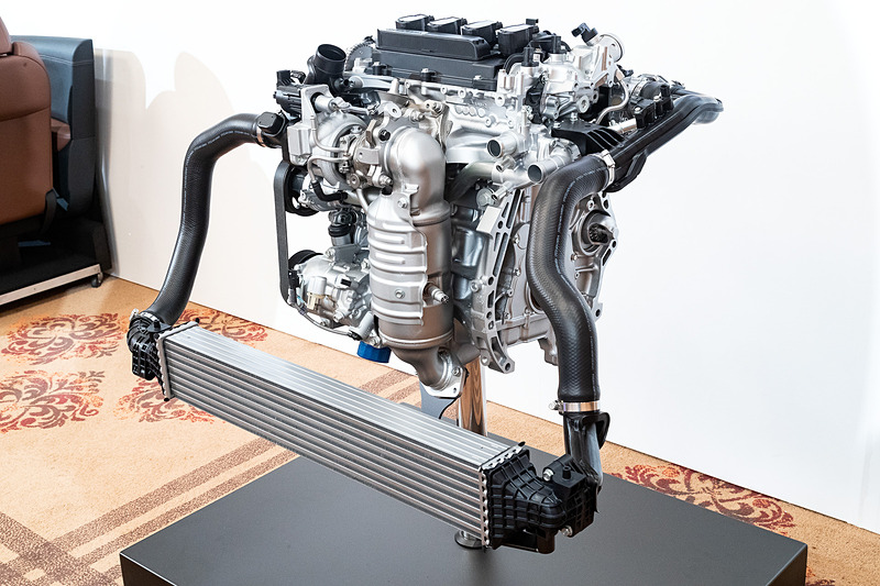 ヴェゼル初採用となる吸排気デュアルVTCを備えた直列4気筒DOHC 1.5リッター直噴VTECターボエンジンは、最高出力127kW（172PS）/5500rpm、最大トルク220Nm（22.4kgfm）/1700-5500rpmを発生。使用ガソリンは他のヴェゼル同様に無鉛レギュラー仕様。JC08モード燃費は直列4気筒DOHC 1.5リッター直噴エンジンの21.2km/L（2WD最良値）、直列4気筒DOHC 1.5リッター直噴エンジンにスポーツハイブリッドi-DCDを組み合わせるハイブリッドシリーズの27.0km/L（2WD最良値）には劣るものの、17.6km/Lを達成する
