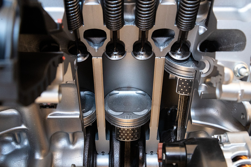 ヴェゼル初採用となる吸排気デュアルVTCを備えた直列4気筒DOHC 1.5リッター直噴VTECターボエンジンは、最高出力127kW（172PS）/5500rpm、最大トルク220Nm（22.4kgfm）/1700-5500rpmを発生。使用ガソリンは他のヴェゼル同様に無鉛レギュラー仕様。JC08モード燃費は直列4気筒DOHC 1.5リッター直噴エンジンの21.2km/L（2WD最良値）、直列4気筒DOHC 1.5リッター直噴エンジンにスポーツハイブリッドi-DCDを組み合わせるハイブリッドシリーズの27.0km/L（2WD最良値）には劣るものの、17.6km/Lを達成する