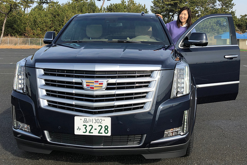 ドーンとド迫力のキャデラック・エスカレード。426PS/623NmのアメリカンV8エンジンが唸ります。でも、ドアを開けるとシュッと自動でステップが出てきたり、クラフトマンシップあふれる上質で丁寧なインテリアに包まれたり、お姫さま扱いしてくれるSUVでもあるのです